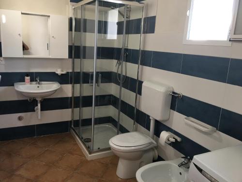 a bathroom with a toilet and a sink at Villa dei Limoni sul Mare in Castellammare del Golfo
