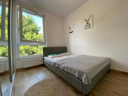 sypialnia z łóżkiem i dużym oknem w obiekcie Kolska? best stay… w Warszawie