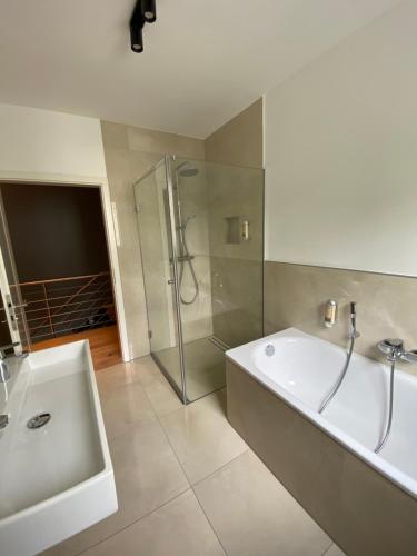 Ένα μπάνιο στο Sleep Inn Düsseldorf Suites
