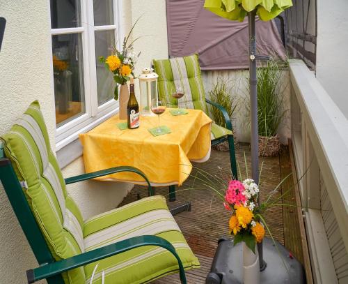 patio ze stołem i krzesłami oraz butelką wina w obiekcie Ferienwohnungen an der Kaiserpfalz w mieście Goslar