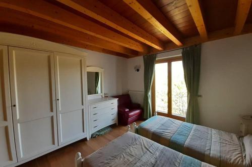 - une chambre avec 2 lits et une grande fenêtre dans l'établissement fantastica villa fra le Alpi valtellinesi, à Tresivio