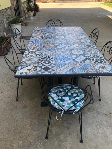 a table and chairs with a mosaic pattern on it at Villa Giantonia in Minturno