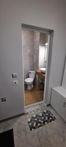 een badkamer met een toilet en een wastafel bij A-33-Sea View Studio Apartment Sarafovo in Boergas