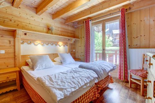 モルジヌにあるAconitsの木製の部屋にベッド1台が備わるベッドルーム1室があります。