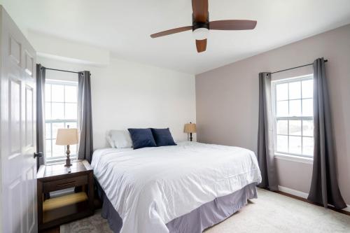 Postel nebo postele na pokoji v ubytování Cordova Retreat - 7 Minutes from the Ark!