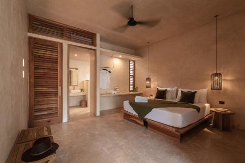 a bedroom with a bed and a hat on it at Casona los Cedros in Espita