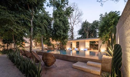 a house with a swimming pool in a yard at Casona los Cedros in Espita