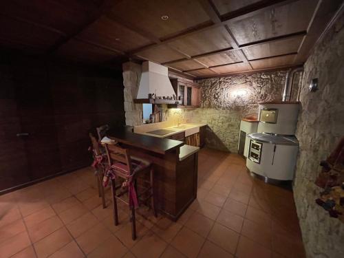 una vista aérea de una cocina con encimera y electrodomésticos en Appartamento Paradiso Cortina, en Cortina dʼAmpezzo