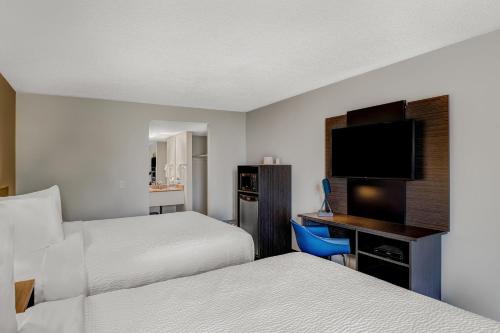 Postel nebo postele na pokoji v ubytování Motel 6 Brooks AB