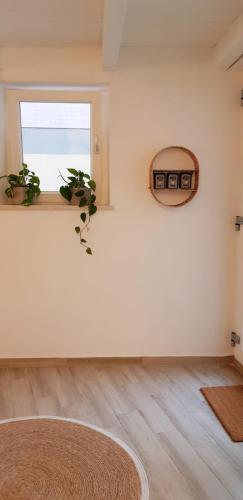 a living room with a table and a window at SUITE BLANC APARTMENTS - Monolocali indipendenti con cucina e bagno privato - Check-in e check-out con codice in autonomia h24 - Terrazza in comune NECESSARIO AVERE WATHSAPP O APP DI MESSAGGISTICA ISTANTANEA PER FOTO E VIDEO in Guspini