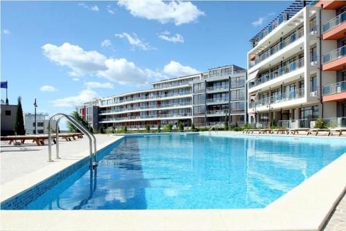 una gran piscina frente a un edificio en Apartament in sun waves, en Burgas