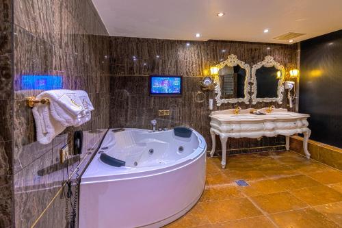 baño grande con bañera y lavamanos en Orans Suites 4, en Yeda