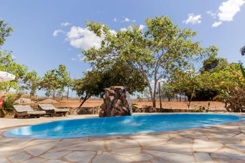 uma piscina no meio de um quintal com árvores em Condomínio Shambala Piri em Pirenópolis