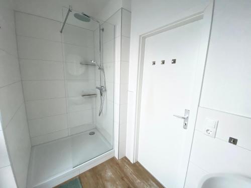 ein Bad mit einer Dusche und einem Waschbecken in der Unterkunft Spreewald-Apartment I Netflix I Prime I Parkplatz in Burg