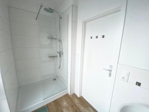 un bagno con doccia e lavandino di Spreewald-Apartment I Netflix I Prime I Parkplatz a Burg