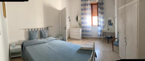una camera con letto blu e lavandino di La Conchiglia a Taranto