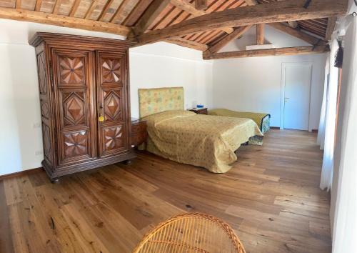 um quarto com uma cama e piso em madeira em Villa Iside em Chirignago