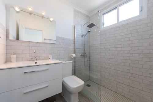 マスパロマスにあるSweet apartment maspalomasの白いバスルーム(トイレ、シャワー付)