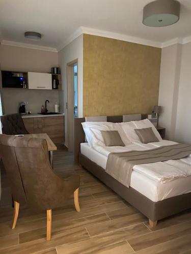 Posteľ alebo postele v izbe v ubytovaní Zalakarosi Zóra Apartmanház
