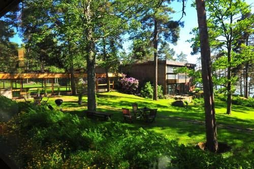 a park with benches and trees and a building at Hotel Rantapuisto in Helsinki