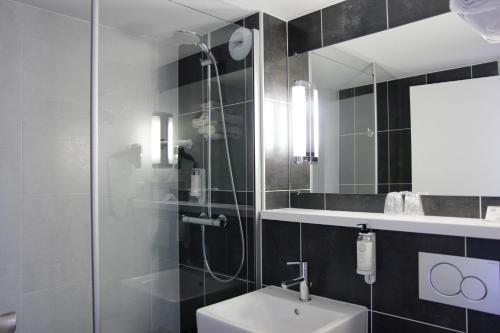 Un baño de Hôtel Best Western The Wish Versailles