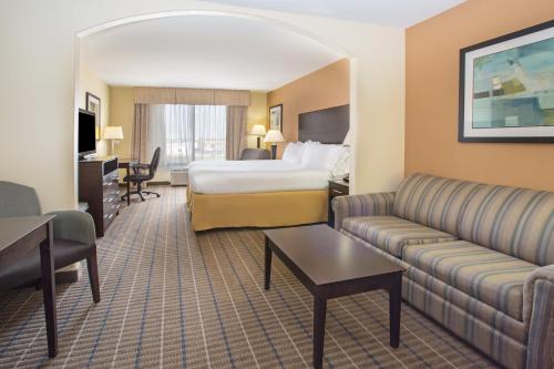 Holiday Inn Express and Suites Hotel - Pauls Valley, an IHG Hotel tesisinde bir odada yatak veya yataklar