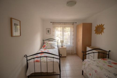 a bedroom with two twin beds and a window at House JANA in Rukavac
