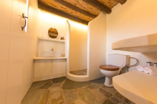ein Bad mit einem WC und einem Waschbecken in der Unterkunft Spiti Anita, Superior Master & Double Room - Pristine, Serene, Beautiful Views in Gavrio