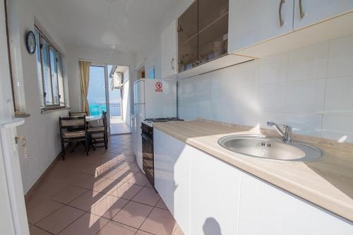 Η κουζίνα ή μικρή κουζίνα στο APARTMENTs MARIJA SENJ