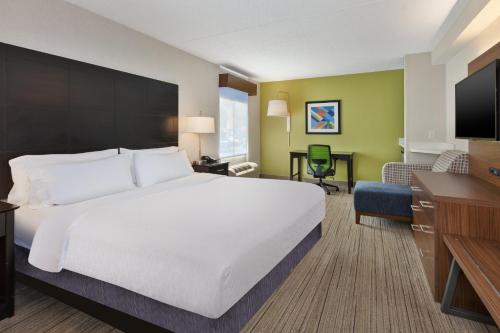 Holiday Inn Express - Waldorf, an IHG Hotel tesisinde bir odada yatak veya yataklar