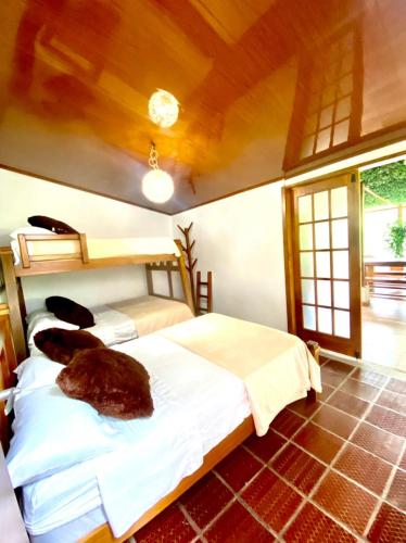 a bedroom with two beds in a room at Las Palmas Finca Turística in Filandia