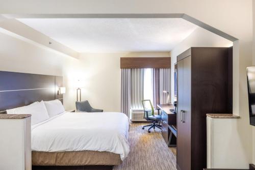 Posteľ alebo postele v izbe v ubytovaní Holiday Inn Express Hotel & Suites Fort Payne, an IHG Hotel