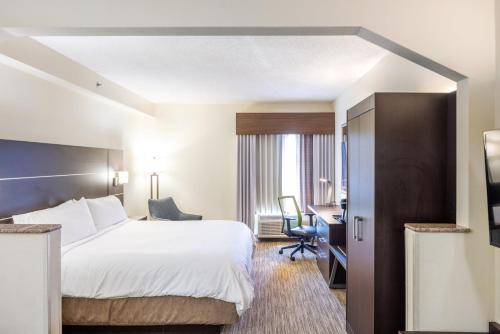 Un pat sau paturi într-o cameră la Holiday Inn Express Hotel & Suites Fort Payne by IHG