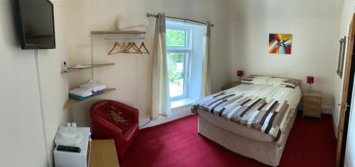 Un pat sau paturi într-o cameră la Grant Arms Hotel