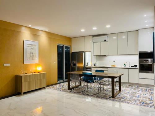 a large kitchen with a table and a counter at Villas Calhau da Lapa 51 in Campanário