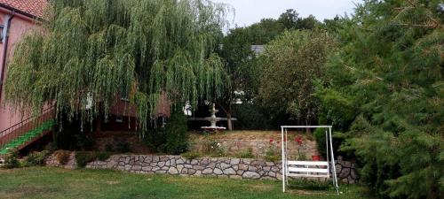 Ein Garten an der Unterkunft Villat Pqrku i Lqenit