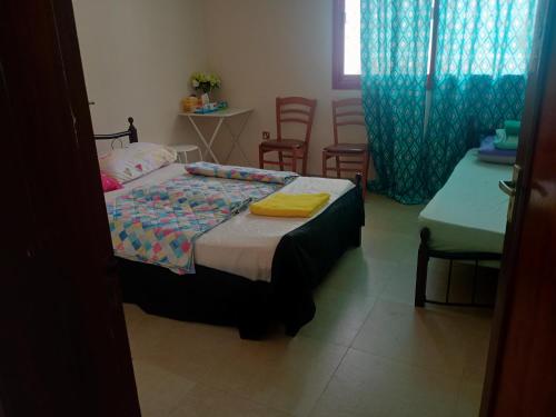 เตียงในห้องที่ Transient furnished. Room just 1 min to Al ain mall