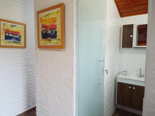 a bathroom with a sink and a toilet at Chale 66 em Monte Verde in Monte Verde
