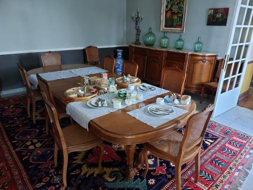une salle à manger avec une table et des chaises en bois dans l'établissement Chateau Gunes (Guges), à Cissac-Médoc