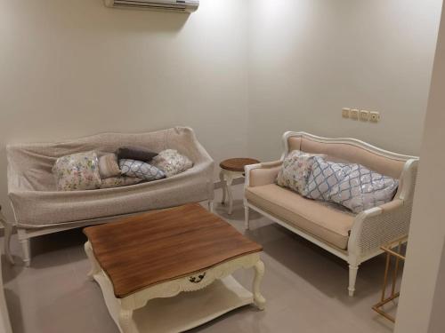 نزل الفيحاء في الرياض: غرفة معيشة مع كرسيين وطاولة