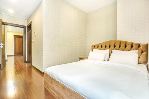 Un pat sau paturi într-o cameră la Port Baku Residance Family Room 710 A