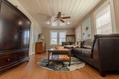 Highrise Bungalow - 2 blocks from Jax Beach!
