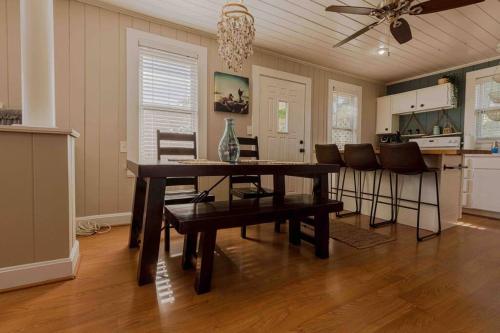 Highrise Bungalow - 2 blocks from Jax Beach!