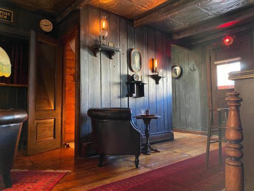 um quarto com paredes com painéis de madeira e piso de madeira em Crew's Quarters Boarding House - Caters to Men em Provincetown