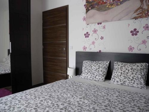 シオーフォクにあるApartment in Siofok/Balaton 33781のベッドルーム1室(花の壁掛けのベッド1台付)