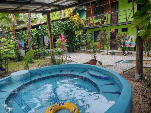 una piscina en un patio con un edificio en Cabinas del Mar en Sámara