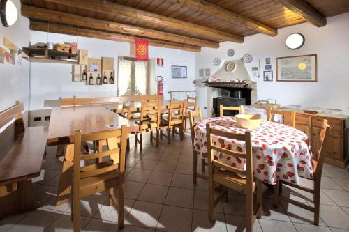 Macra的住宿－Rifugio Escursionistico La Ruà，厨房以及带桌椅的用餐室。