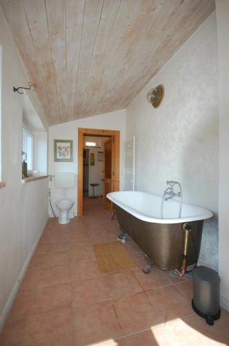 La grande salle de bains est pourvue d'une baignoire et de toilettes. dans l'établissement L' Alcova Del Conte, à Dragoni
