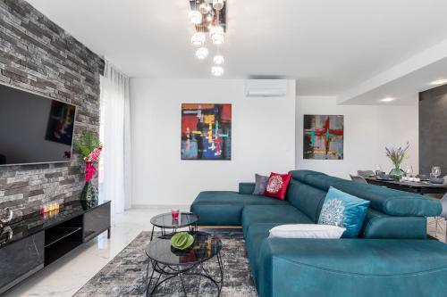 Elysian Zen Luxury Apartment - Two Bedroom Apartment with Terrace and Sea View