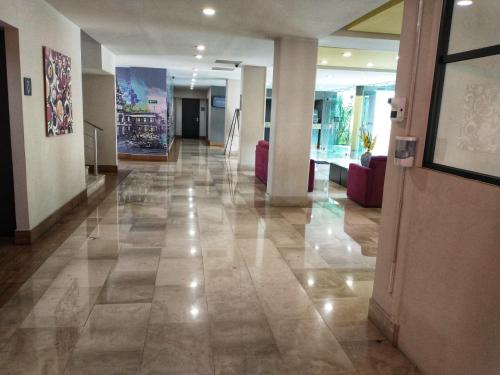 an empty hallway in a building with ailed floor at Hotel HAUS Ixtaczoquitl&aacute;n in Orizaba